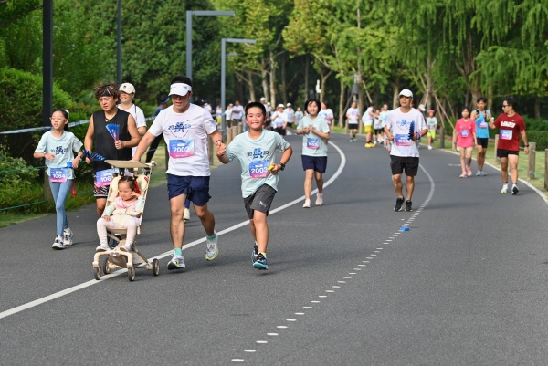 现场｜一场少儿跑(pǎo)吸引全国家庭，青(qīng)少(shǎo)年有了自己的“小上马”