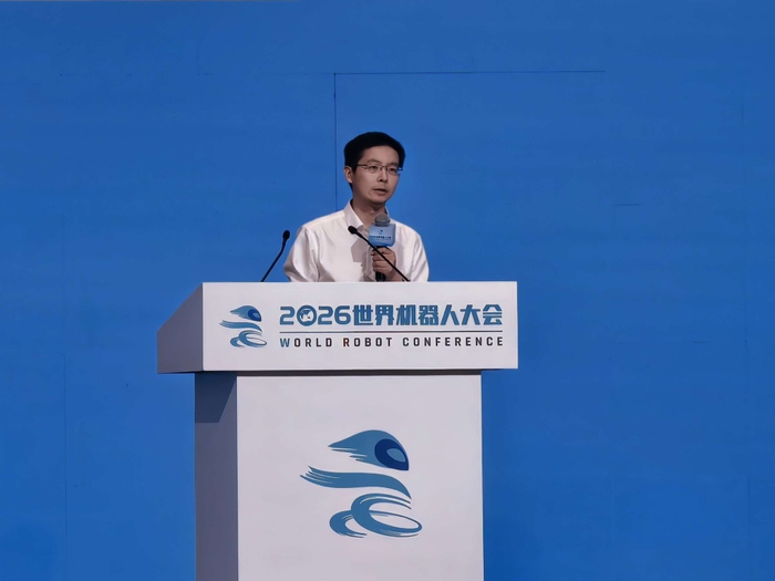 上市次日，王兴兴发声：宇树已在推动物理AI计算模型研发，AI写代码，人类评价打分