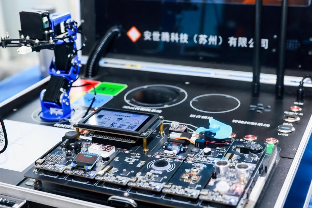（图：安世腾人工智能综合实验平台）
