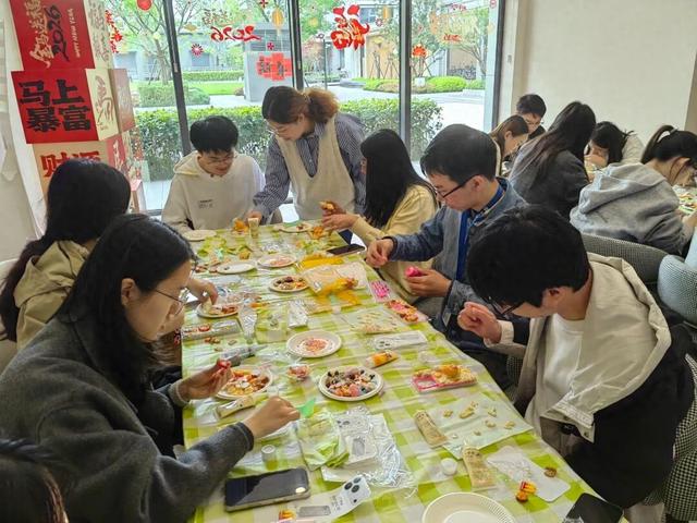 青年们参与“午间益小时”活动（资料图）