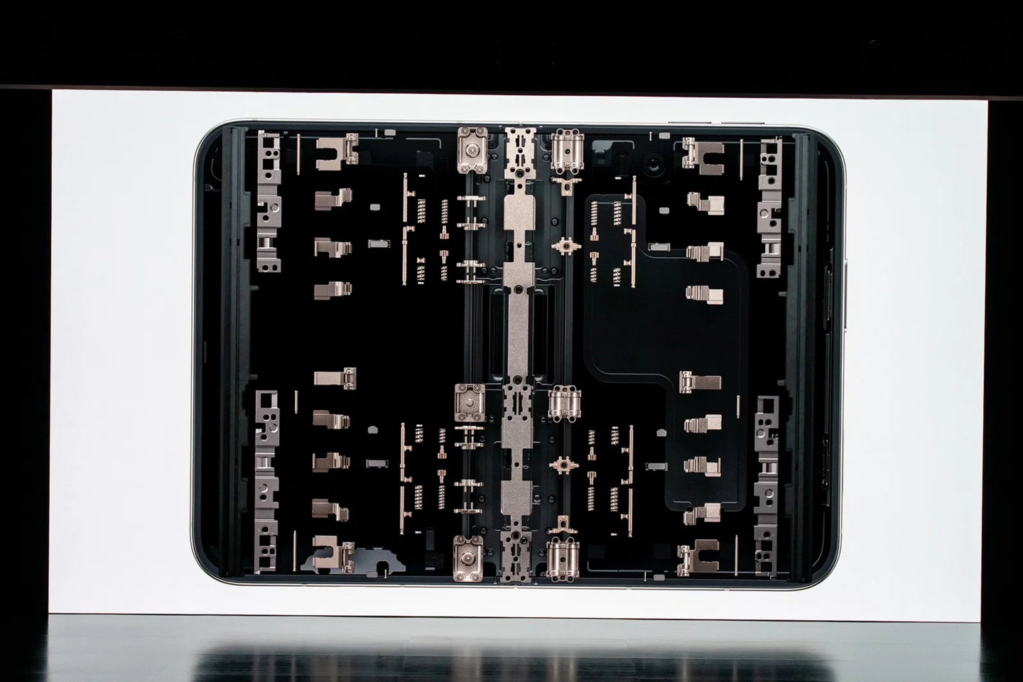 详解苹果首款折叠 iPhone Duo 铰链：设计、制造用上 AI 算法和 3D 打印